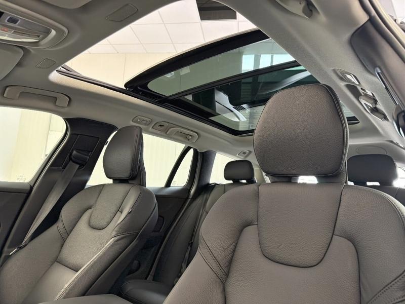 Image VOLVO V60 B4 197ch Plus Style Dark DCT 7