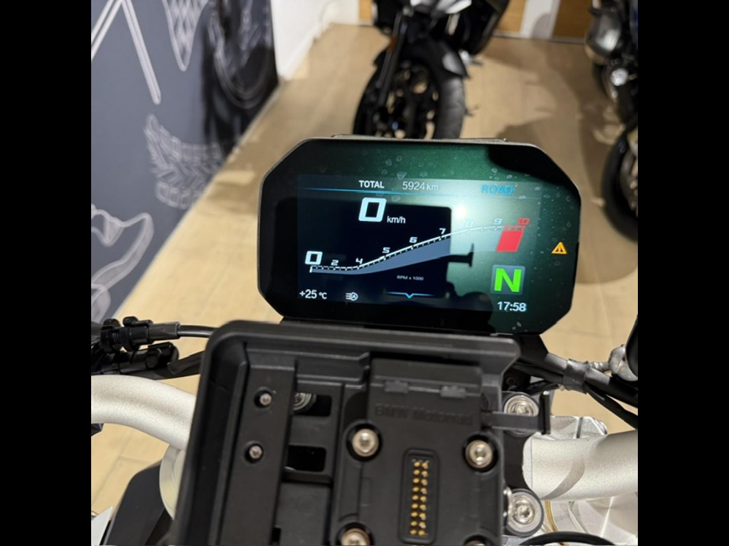 Image BMW F F 900 R A2
