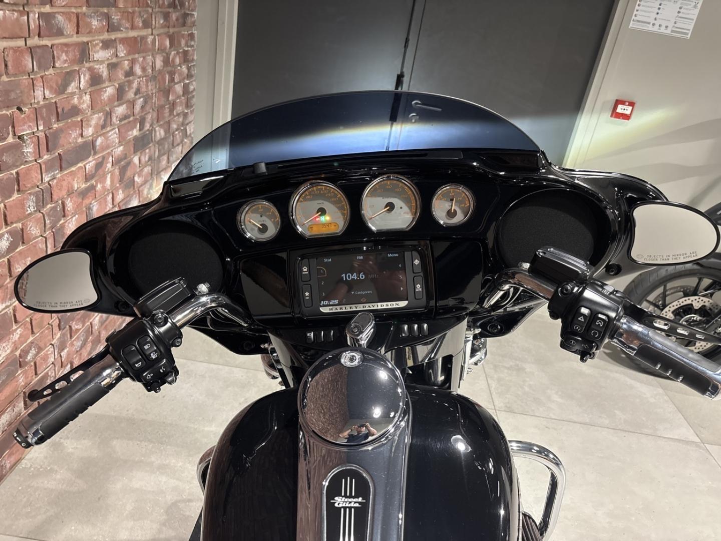 Image HARLEY-DAVIDSON Street Glide Street Glide Special 1745 Noir ABS 2017