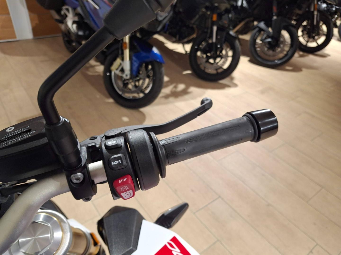 Image BMW F F 900 R A2