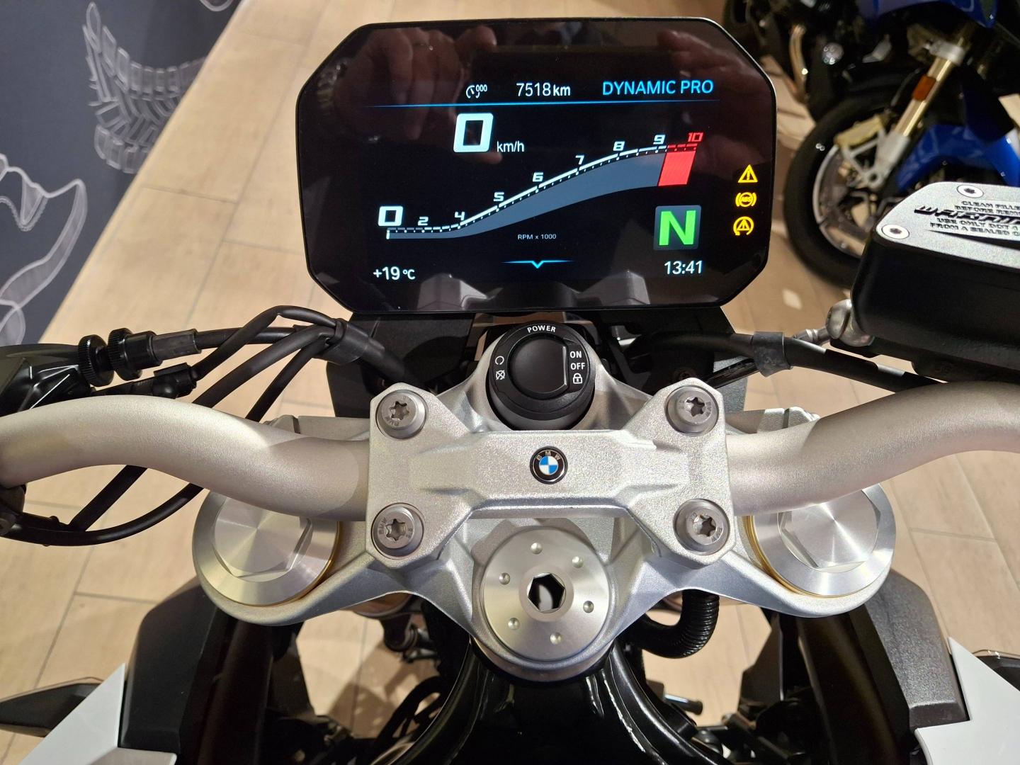 Image BMW F F 900 R A2